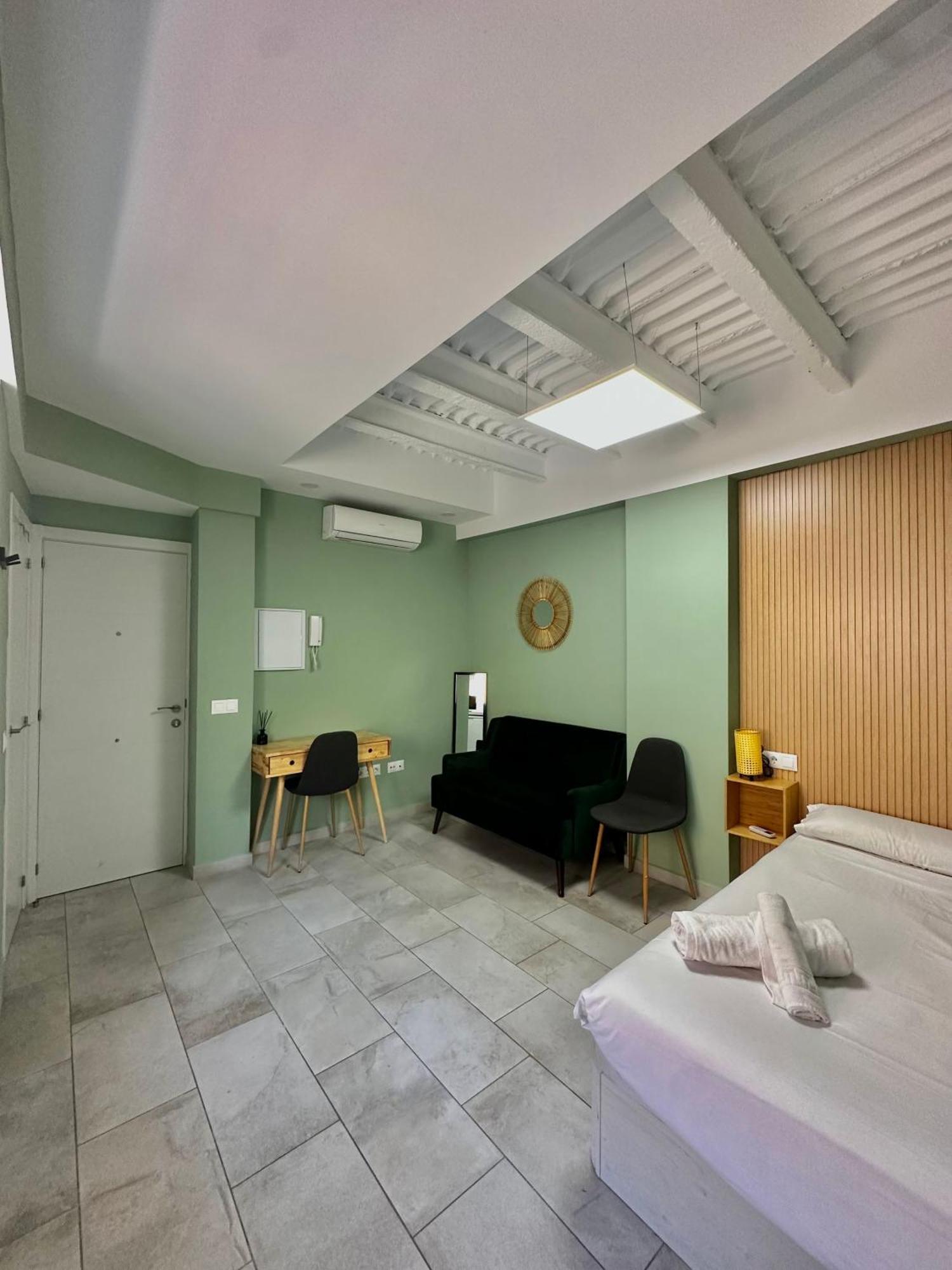 Lovely Studio Apartment Малага Экстерьер фото
