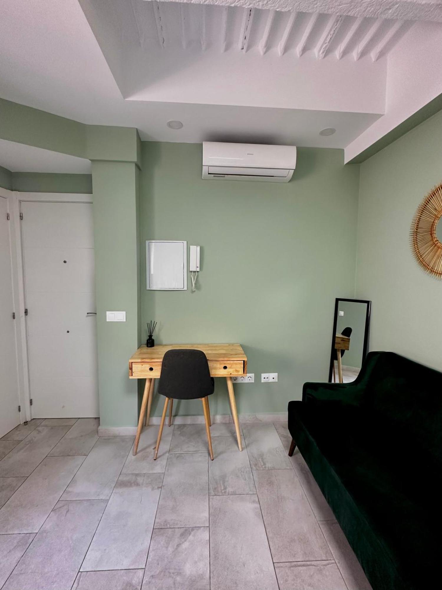 Lovely Studio Apartment Малага Экстерьер фото