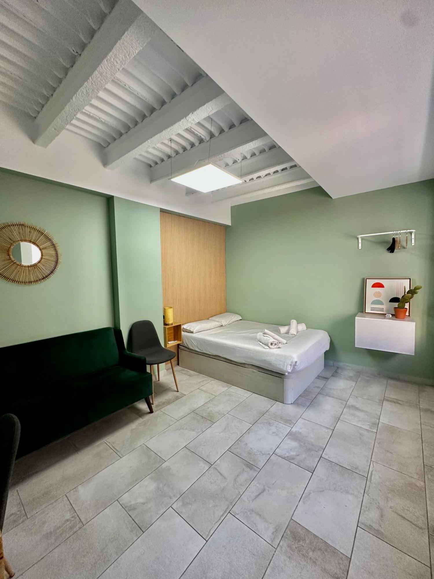 Lovely Studio Apartment Малага Экстерьер фото
