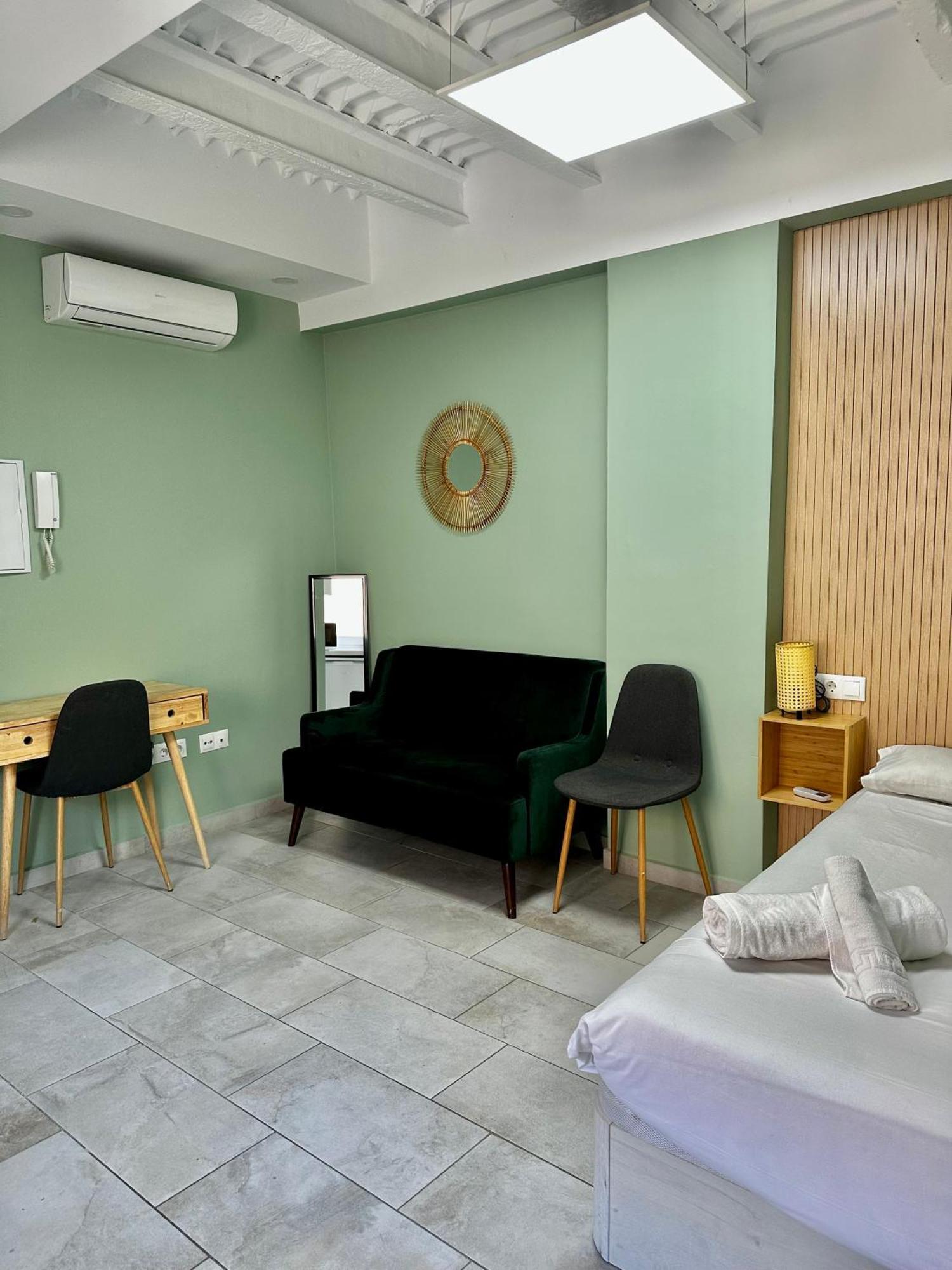 Lovely Studio Apartment Малага Экстерьер фото