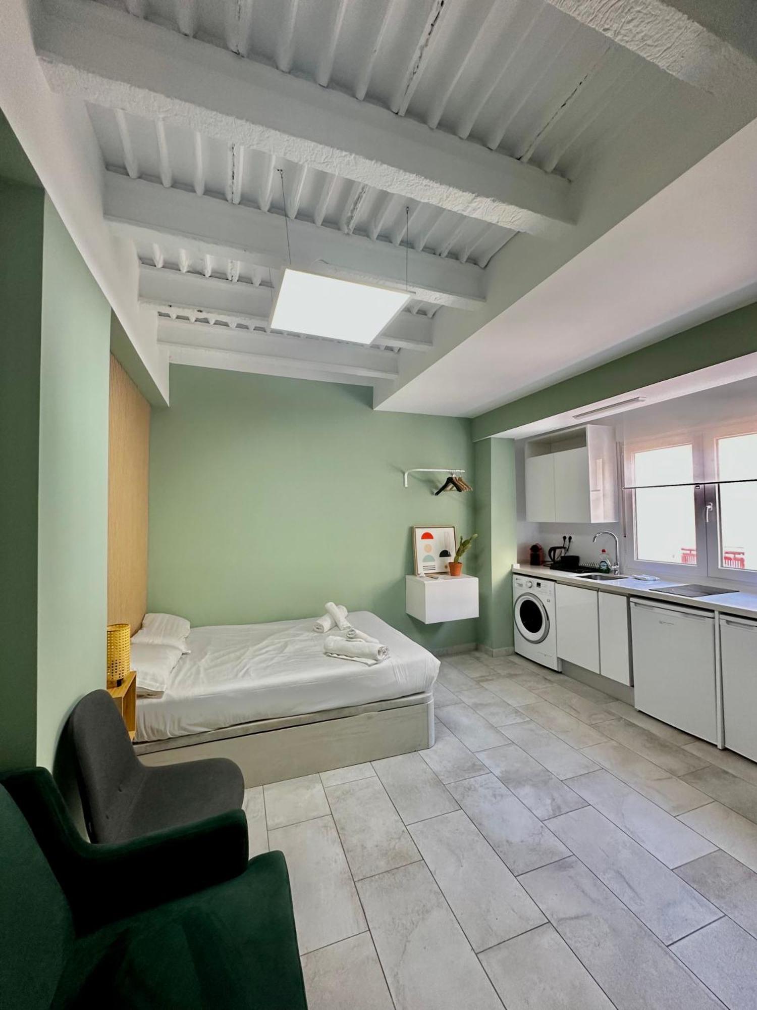 Lovely Studio Apartment Малага Экстерьер фото