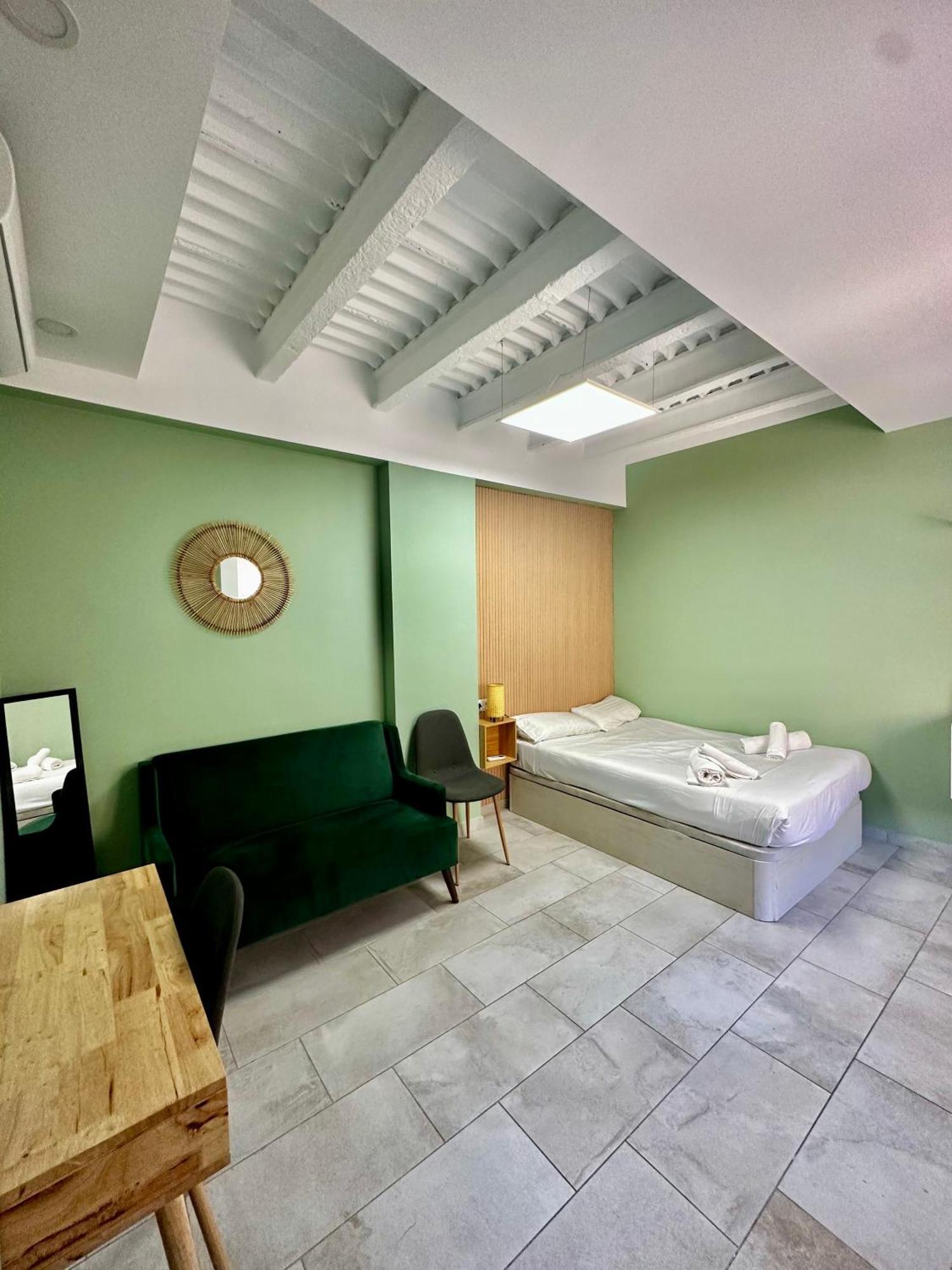 Lovely Studio Apartment Малага Экстерьер фото