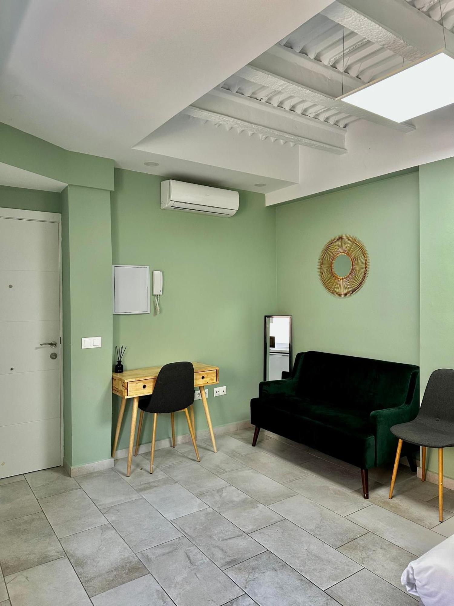 Lovely Studio Apartment Малага Экстерьер фото